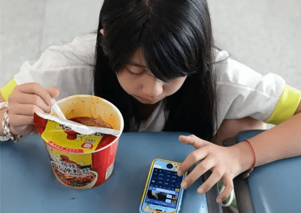 应勤华为什么手机
:为什么吃饭还看手机？