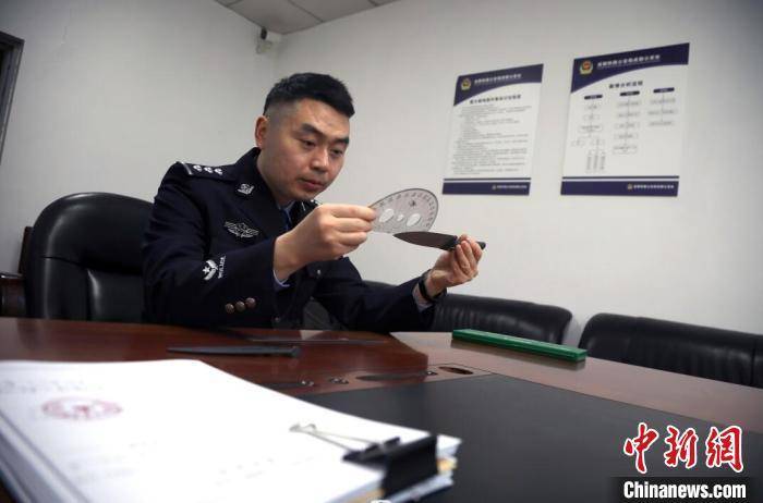 华为手机负向液晶屏
:“90后”铁路刑警周艺：10年春节坚守 护航春运平安