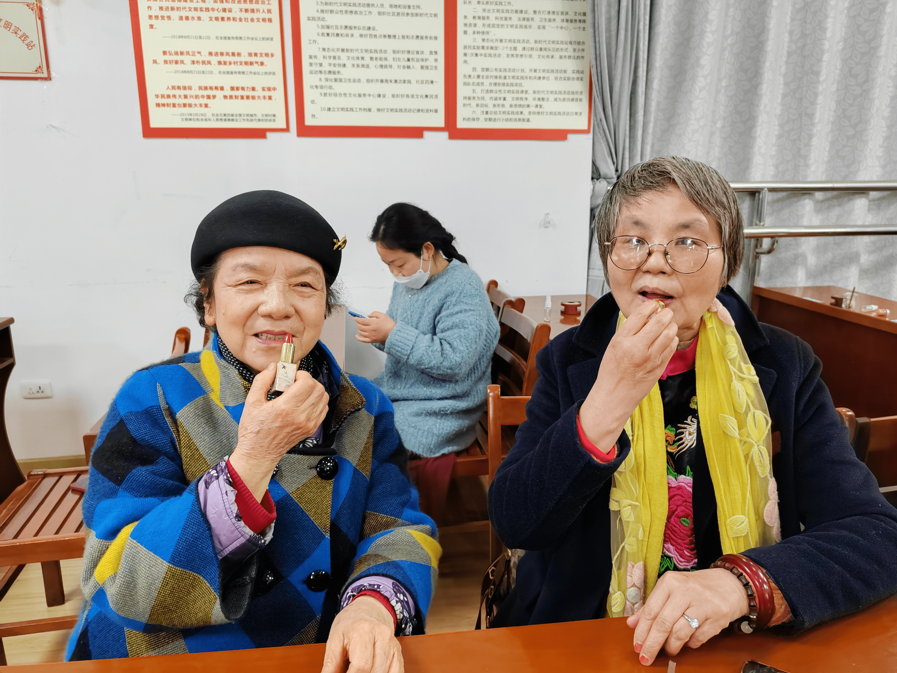现在华为哪个手机好用吗:常青街道银河里社区：巾帼巧匠展风采 唇享人生“庆三八”