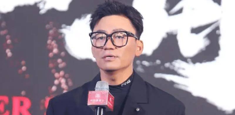 王宝强唱小苹果改编版:甄子丹探班王宝强，时隔6年再当导演，王宝强是来兑现诺言了吗？