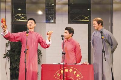 淮安人社苹果版
:用相声把中式幽默带向欧洲（侨界关注）