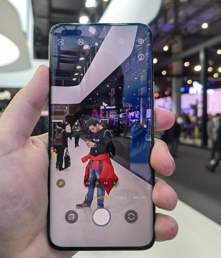 苹果版微商奇迹
:16GB+512GB售价6199元，好评率却高达98%，这款国产高端机值得买