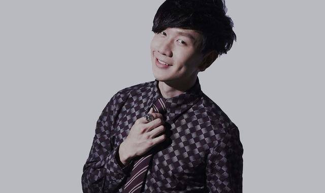 小苹果倒唱版
:林俊杰《伟大的渺小》中值得演唱的三首歌曲！第二首想唱好非常难