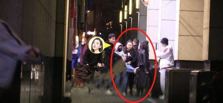 林正英版的小苹果
:宋祖儿踹人事件背后的评论：三观竖立不正，多了解一下林正英吧