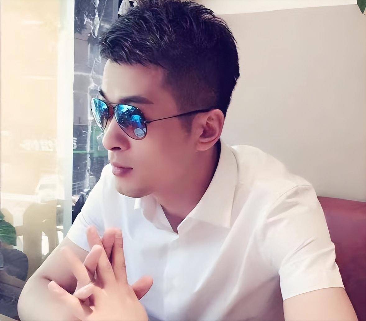 ks直播平台苹果版
:辛巴开启直播预约，旗下艺人陆续回归，公司合伙人暗讽情感主播！