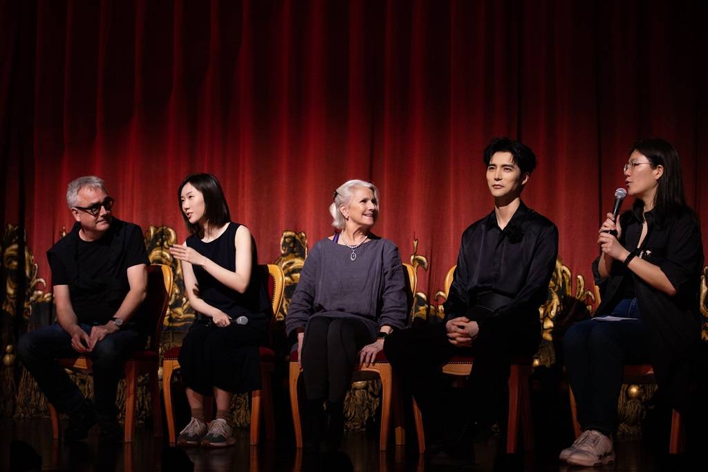 排练舞蹈软件下载苹果版:《剧院魅影》中文版进入首演倒计时 标志性水晶吊灯升起-第2张图片-亚星国际官网