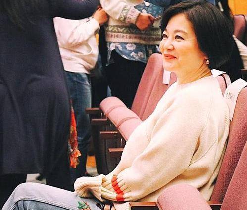 苹果涂鸦图案简单可爱版:她是国外林青霞！女扮男装反串人物太帅！曾让无数人为之喜欢