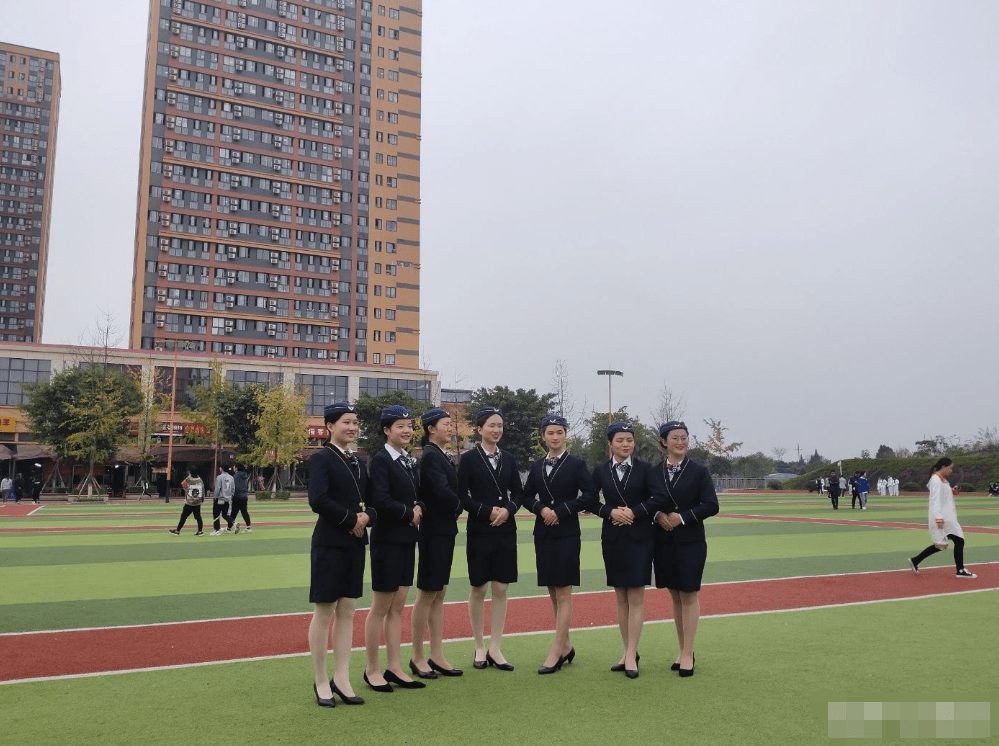 苹果版职培助学:四川一学校免费送“苹果14”，2023级新生人手一部，网友：我酸了