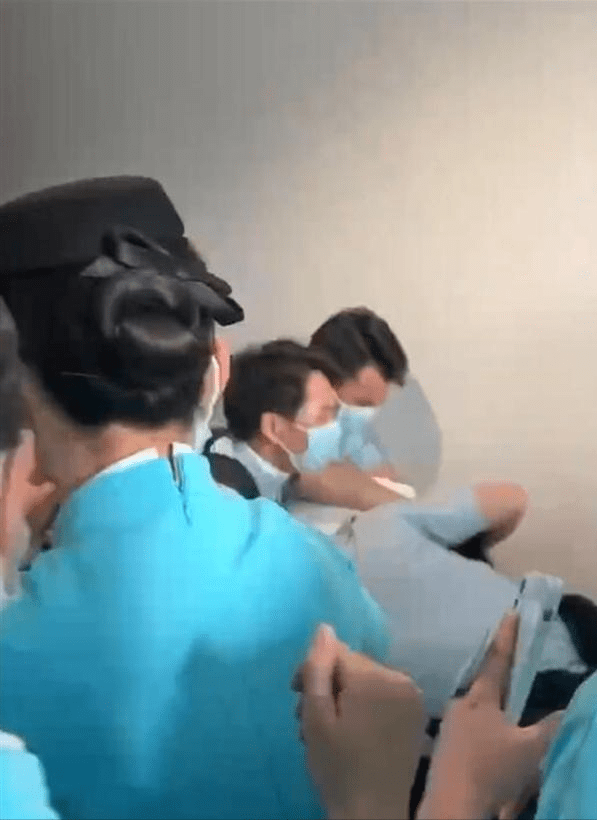 手机偷拍:某航空公司工作人员潜入女厕偷拍被抓，厦门警方通报：已依法行政拘留