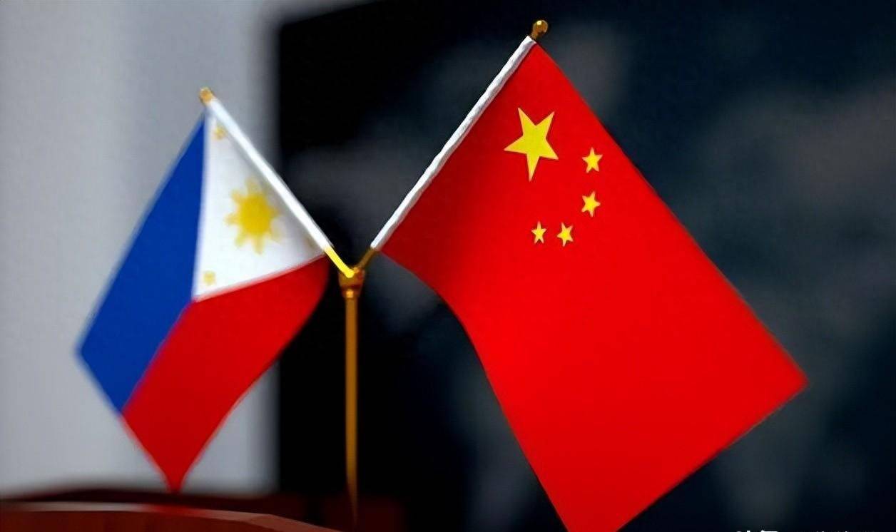 中业岛发生对峙，菲军嚣张喊话，我军舰艇现身，让菲律宾长长记性
